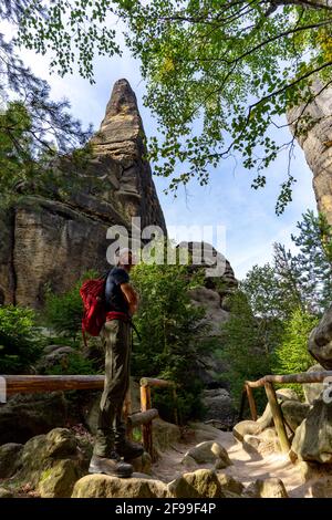 Escursionisti allo Schrammsteinen in Svizzera sassone, Sassonia, Germania Foto Stock