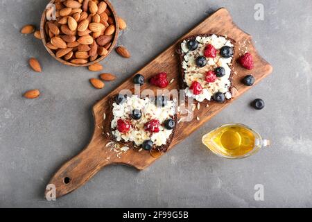 Gustosi panini con formaggio di cottage e frutti di bosco su sfondo grunge Foto Stock