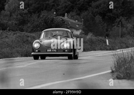 CAGLI , ITALY - OTT 24 - 2020 : PORSCHE 356 A CARRERA 1500 GS 1956 su una vecchia vettura da corsa nel rally Mille miglia 2020 la famosa corsa storica italiana Foto Stock