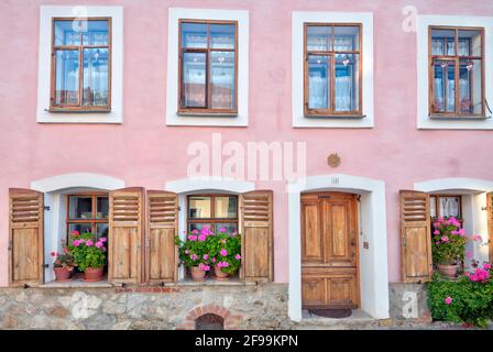 Casa facciata, porta, finestra, ingresso, decorazione floreale, Amberg, Palatinato superiore, Baviera, Germania, Europa Foto Stock