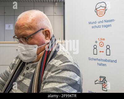 In attesa della vaccinazione del Covid 19 presso il centro di vaccinazione Roth, in Baviera Foto Stock