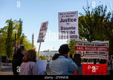 Washington, DC, USA, 16 aprile 2021. Nella foto: Protesta contro Black Lives Matter Plaza che chiede giustizia per Daunte Wright e altre persone nere uccise dalla polizia. Il rally richiede giustizia anche per Dominique Williams e James Johnson, due uomini uccisi da un ufficiale di polizia del Pentagono fuori servizio e fuori giurisdizione. Credit: Alison C Bailey/Alamy Live News Foto Stock