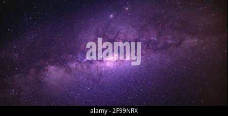 Stelle nel cielo di notte. Via Lattea luminosa sull'Equatore. Sfondo del cielo notturno. La Via Lattea è la galassia che contiene il nostro sistema solare. Foto Stock