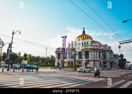 Vista del Palacio de Bellas Artes o del Palazzo delle Belle Arti, un famoso teatro, museo e luogo di musica a Città del Messico chiuso durante il coronavirus Foto Stock