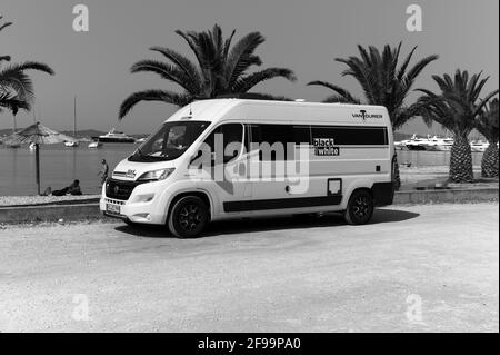 Motorhome / Van 'Vantourer Bianco e nero' di fronte alla spettacolare dintorni di Sukosan, Croazia Foto Stock