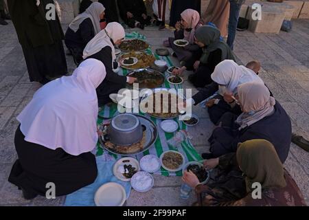 Le donne palestinesi hanno un pasto di Iftar per rompere il loro digiuno Durante la festa del Ramadan nella città vecchia di Gerusalemme Israele Foto Stock