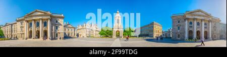 DUBLINO, IRLANDA, 9 MAGGIO 2017: Gli studenti passano il Campanile all'interno del campus universitario trinity a Dublino, irlanda Foto Stock