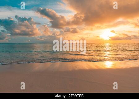 Vicino spiaggia di sabbia marina. Paesaggio panoramico della spiaggia. Ispirate l'orizzonte tropicale della spiaggia. Arancio e tramonto dorato cielo calmness tranquillo relax Foto Stock