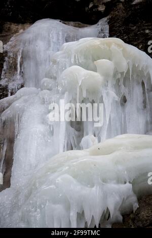 Cascata ghiacciata nel Kiental, Svizzera Foto Stock