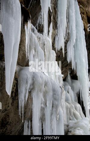 Cascata ghiacciata nel Kiental, Svizzera Foto Stock