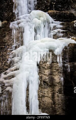 Cascata ghiacciata nel Kiental, Svizzera Foto Stock