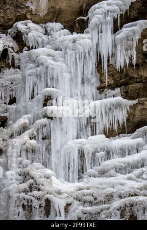 Cascata ghiacciata nel Kiental, Svizzera Foto Stock