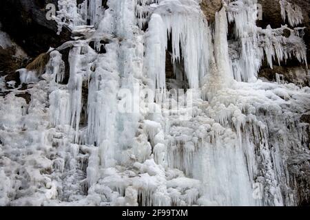 Cascata ghiacciata nel Kiental, Svizzera Foto Stock