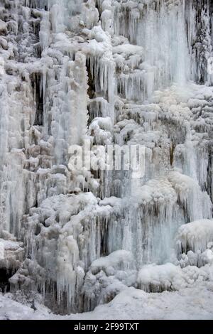 Cascata ghiacciata nel Kiental, Svizzera Foto Stock