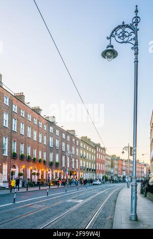 DUBLINO, IRLANDA, 10 MAGGIO 2017: Vista al tramonto di una strada nel centro di Dublino, Irlanda Foto Stock