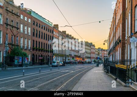 DUBLINO, IRLANDA, 10 MAGGIO 2017: Vista al tramonto di una strada nel centro di Dublino, Irlanda Foto Stock