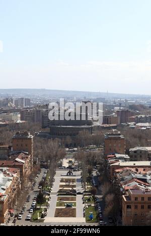 Skyline di Yerevan da Cascade in primavera, Armenia Foto Stock