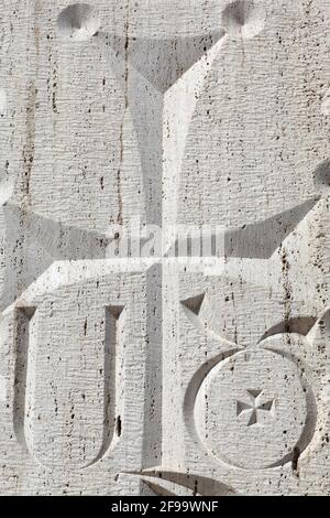 Elemento di khachkar. Si tratta di una stele intagliata e commemorativa che porta una croce in Armenia Foto Stock