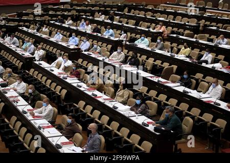 L'Avana, Cuba. 16 Apr 2021. I delegati partecipano all'ottavo Congresso del Partito Comunista di Cuba (PCC) a l'Avana, Cuba, 16 aprile 2021. L'ottavo Congresso del PCC ha dato il via venerdì al Centro Congressi dell'Avana. Alla presenza di dirigenti di partito e delegati di tutta l'isola, l'incontro si concluderà lunedì. (Ariel Royero/Prensa Latina/Handout via Xinhua) Credit: Xinhua/Alamy Live News Foto Stock