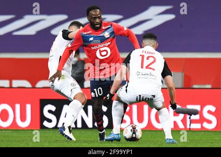 Lille francese in avanti Jonathan Ikone lotta per la palla con Montpellier centrocampista francese Jordan Ferri durante la partita di calcio Ligue 1 tra Lille (losc) e Montpellier (MHSC) allo Stade Pierre Mauroy a Villeneuve d’Ascq il 16 aprile 2021.Foto di Julie Sebadelha/ABACAPRESS.COM Foto Stock