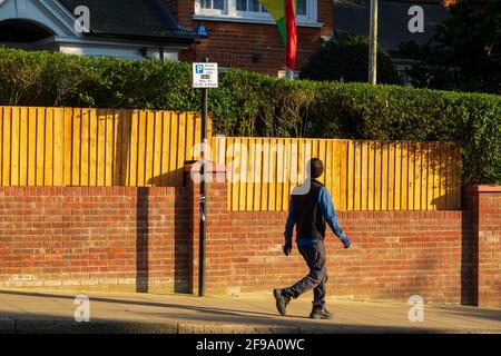 Londra, Regno Unito. 16 aprile 2021. La recinzione di sicurezza è stata installata nella residenza ufficiale di Kyaw Zwar Minn, recentemente cacciato l’ambasciatore del Myanmar nel Regno Unito, che rimane barricato all’interno dietro le porte lucchettate nonostante oggi sia stato sfratto da parte di uno staff delle ambasciate fedele al regime militare del paese. Credit: Bradley Taylor / Alamy Live News Foto Stock