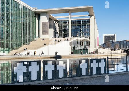 Berlino, Tiergarten, Sprea, Monumento alle croci bianche, lapide per le vittime del Muro Foto Stock