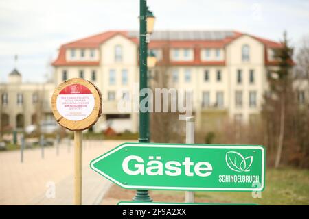 Stolberg, Germania. 16 Apr 2021. Vista sull'Hotel Naturessort Schindelbruch. Come parte di un esperimento modello, i Ritter von Kempski Privathotels aprono i primi due alberghi come gruppo alberghiero. I progetti modello sono importanti per catturare una strategia del tempo della terra nella pandemia del Covid 19. Il progetto modello è inizialmente progettato per quattro settimane. Gli ospiti dell'hotel devono presentare ogni giorno un Coronatest. Credit: Fahren/dpa-Zentralbild/ZB/dpa/Alamy Live News Foto Stock