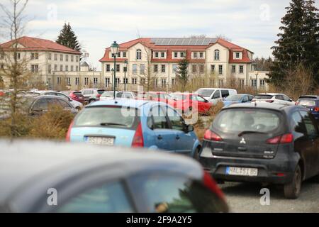 Stolberg, Germania. 16 Apr 2021. Vista sull'Hotel Naturessort Schindelbruch. Come parte di un esperimento modello, i Ritter von Kempski Privathotels aprono i primi due alberghi come gruppo alberghiero. I progetti modello sono importanti per catturare una strategia del tempo della terra nella pandemia del Covid 19. Il progetto modello è inizialmente progettato per quattro settimane. Gli ospiti dell'hotel devono presentare ogni giorno un Coronatest. Credit: Fahren/dpa-Zentralbild/ZB/dpa/Alamy Live News Foto Stock