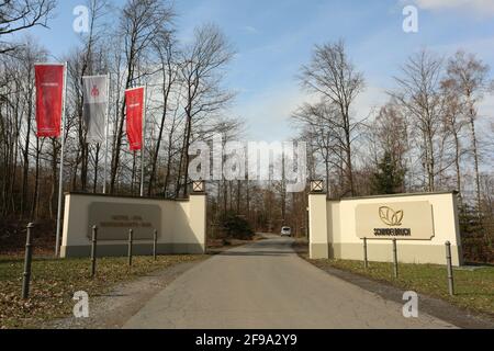 Stolberg, Germania. 16 Apr 2021. L'area d'ingresso dell'Hotel Naturessort Schindelbruch. Come parte di un test di modello, i Ritter von Kempski Privathotels aprono i primi due alberghi come gruppo alberghiero. I progetti modello sono importanti per catturare una strategia del tempo della terra nella pandemia del Covid 19. Il progetto modello è inizialmente progettato per quattro settimane. Gli ospiti dell'hotel devono presentare ogni giorno un Coronatest. Credit: Fahren/dpa-Zentralbild/ZB/dpa/Alamy Live News Foto Stock