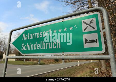 Stolberg, Germania. 16 Apr 2021. L'area d'ingresso dell'Hotel Naturessort Schindelbruch. Come parte di un test di modello, i Ritter von Kempski Privathotels aprono i primi due alberghi come gruppo alberghiero. I progetti modello sono importanti per catturare una strategia del tempo della terra nella pandemia del Covid 19. Il progetto modello è inizialmente progettato per quattro settimane. Gli ospiti dell'hotel devono presentare ogni giorno un Coronatest. Credit: Fahren/dpa-Zentralbild/ZB/dpa/Alamy Live News Foto Stock