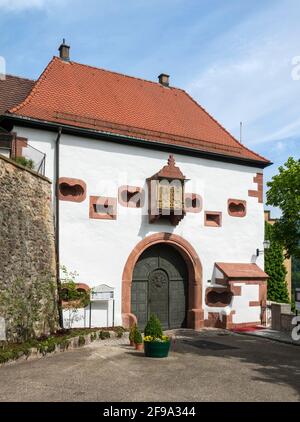 Germania, Baden-Wuerttemberg, Gernsbach - Obertsrot, gatehouse con finestra della baia di weir a Schloss Eberstein anche Neu-Eberstein, Neueberstein. Foto Stock