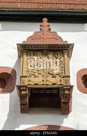 Germania, Baden-Wuerttemberg, Gernsbach - Obertsrot, Castello di Eberstein, finestra della baia di weir al gatehouse con lo stemma Eberstein-Fleckenstein Foto Stock