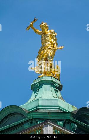 Germania, Baden-Wuerttemberg, Rastatt, palazzo residenziale, il dio Giove fa precipitare i fulmini dal tetto. Popolarmente conosciuto come 'l'uomo d'oro'. Foto Stock