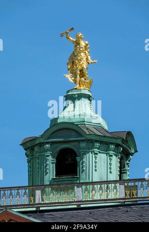 Germania, Baden-Wuerttemberg, Rastatt, palazzo residenziale, il dio Giove fa precipitare i fulmini dal tetto. Popolarmente conosciuto come 'l'uomo d'oro'. Foto Stock