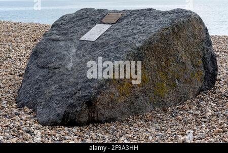 Mulberry Harbor Memorial a Pagham Beach, Pagham, West Sussex, Inghilterra, Regno Unito Foto Stock