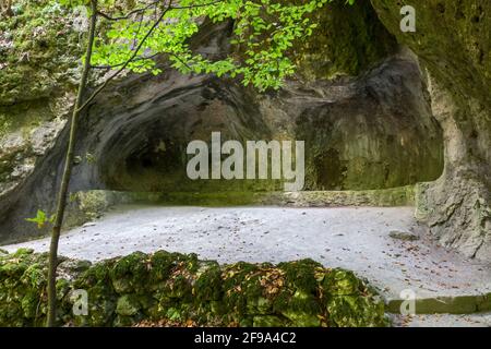 Germania, Baviera, Wonsees-Sanpareil, grotta vulcanica nel 'Felsengarten Sanpareil'. Il giardino paesaggistico inglese è stato costruito nel 18 ° secolo sotto Margravio 'Friedrich von Bayreuth' e sua moglie Margravine 'Wilhelmine von Bayreuth'. Foto Stock