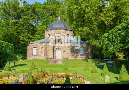 Germania, Baviera, Wonsees - Sanpareil, il piano terra con edificio orientale nel 'giardino di roccia Sanpareil'. Il giardino paesaggistico inglese è stato costruito nel 18 ° secolo sotto Margravio 'Friedrich von Bayreuth' e sua moglie Margravine 'Wilhelmine von Bayreuth'. Foto Stock