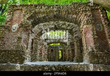 Germania, Baviera, Wonsees-Sanpareil, teatro delle rovine nel 'Felsengarten Sanpareil'. Il giardino paesaggistico inglese è stato costruito nel 18 ° secolo sotto Margravio 'Friedrich von Bayreuth' e sua moglie Margravine 'Wilhelmine von Bayreuth'. Foto Stock