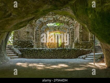 Germania, Baviera, Wonsees-Sanpareil, vista dalla Grotta del Calypso al teatro delle rovine nel 'Felsengarten Sanpareil'. Il giardino paesaggistico inglese è stato costruito nel 18 ° secolo sotto Margravio 'Friedrich von Bayreuth' e sua moglie Margravine 'Wilhelmine von Bayreuth'. Foto Stock