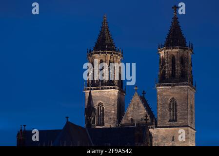 Germania, Sassonia-Anhalt, Magdeburgo, Cattedrale di Magdeburgo all'ora blu. Foto Stock