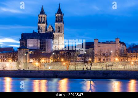 Germania, Sassonia-Anhalt, Magdeburgo, Schleinufer illuminato con la Cattedrale di Magdeburgo. Foto Stock