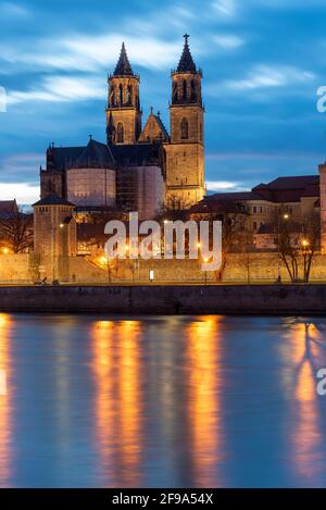 Germania, Sassonia-Anhalt, Magdeburgo, Schleinufer illuminato con la Cattedrale di Magdeburgo. Foto Stock