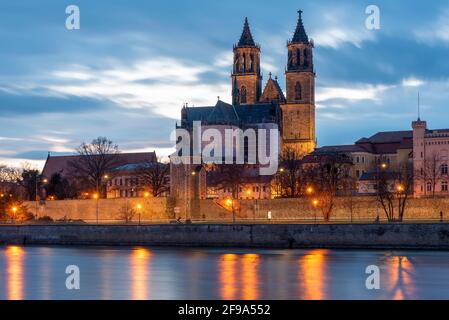 Germania, Sassonia-Anhalt, Magdeburgo, Schleinufer illuminato con la Cattedrale di Magdeburgo. Foto Stock