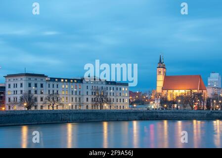 Germania, Sassonia-Anhalt, Magdeburgo, illuminato Schleinufer con Johanniskirche. Foto Stock