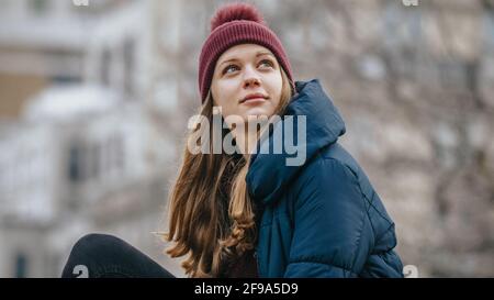 Giovane donna si rilassa su una roccia a Central Park New York - fotografia di viaggio Foto Stock