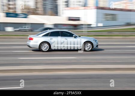 Ucraina, Kiev - 4 aprile 2021: Argento Audi A6 auto in movimento per la strada. Editoriale Foto Stock