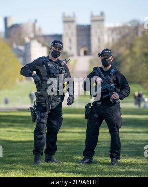 Windsor, Regno Unito. 17 Apr 2021. La polizia armata sul Long Walk, accanto al Castello di Windsor, a Windsor, Berkshire, davanti ai funerali del principe Filippo, il duca di York. Il principe Filippo, la Consorte del monarca inglese più longevo della storia, la regina Elisabetta II, morì il 9 aprile 2021, due mesi prima del suo centesimo compleanno. Photo credit: Ben Cawthra/Sipa USA **NO UK SALES** Credit: Sipa USA/Alamy Live News Foto Stock