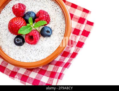 Budino di semi di Chia con frutti e bacche isolati su sfondo bianco. Yogurt con semi di Chia. Vista dall'alto. Foto Stock