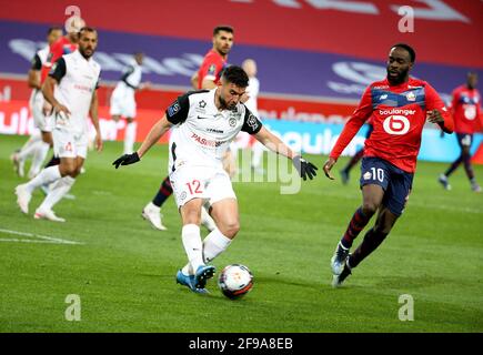 Jordan Ferri di Montpellier, Jonathan Ikone di Lille durante il campionato francese Ligue 1 partita di calcio tra LOSC e Montpellier HSC il 16 aprile 2021 allo stadio Pierre Mauroy di Villeneuve-d'Ascq vicino Lille, Francia - Foto Jean Catuffe / DPPI Foto Stock