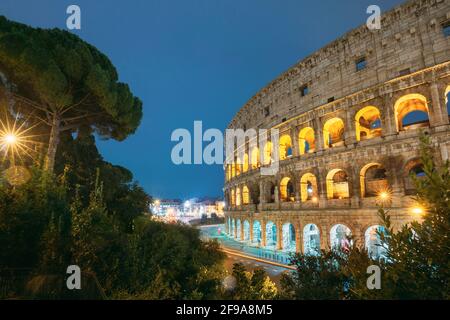 Roma, Italia. Colosseo conosciuto anche come Anfiteatro Flavio in serata o notte tempo. Foto Stock